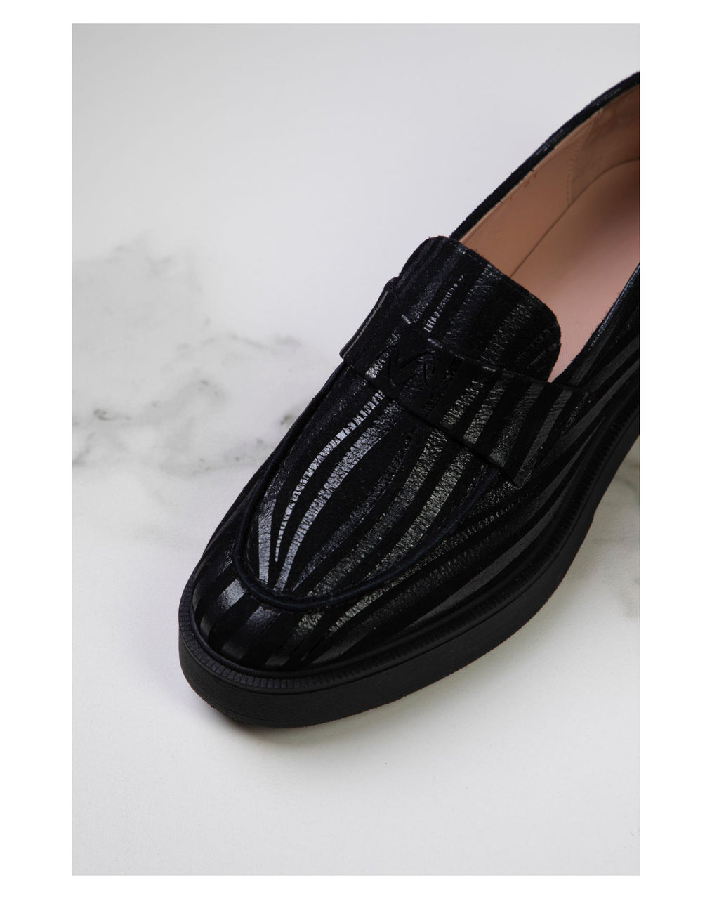 Mocassin femme cuir noir forme amande détail cuir caprin