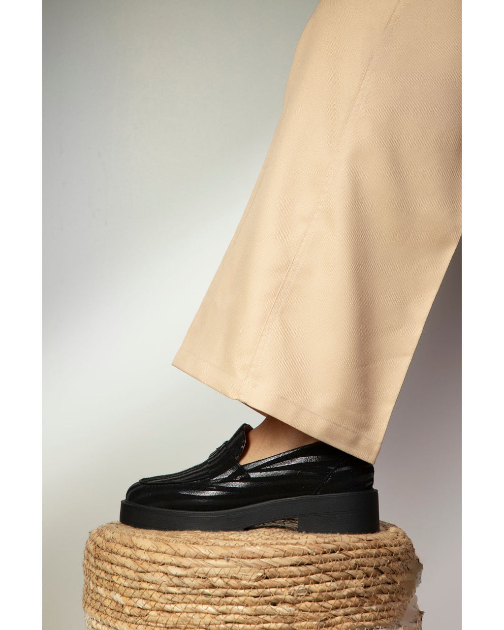 Mocassin femme cuir noir forme amande porté  avec pantalon beige